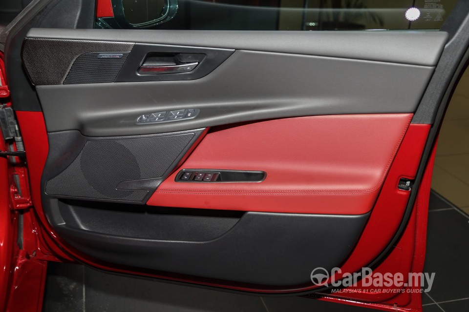 Jaguar XE X760 (2016) Interior