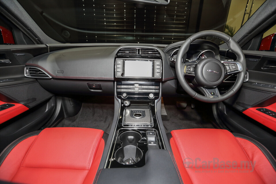 Toyota Innova AN140 (2016) Interior