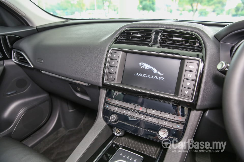 Jaguar F-Pace X761 (2016) Interior