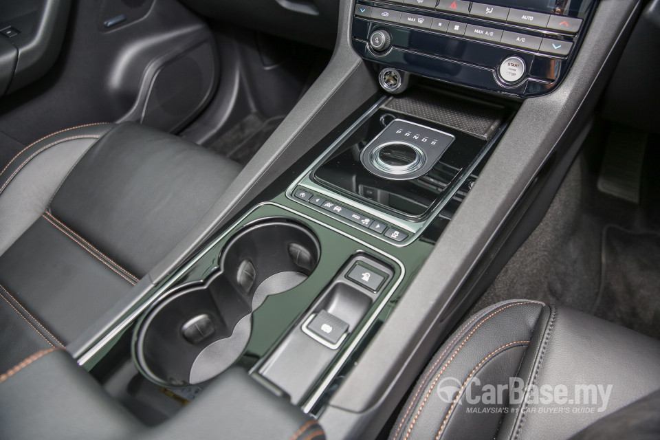 Jaguar F-Pace X761 (2016) Interior
