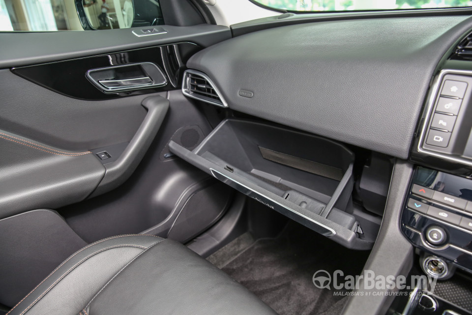 Jaguar F-Pace X761 (2016) Interior