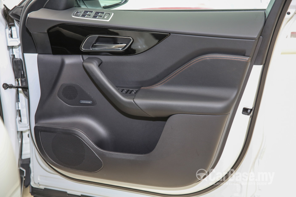 Jaguar F-Pace X761 (2016) Interior