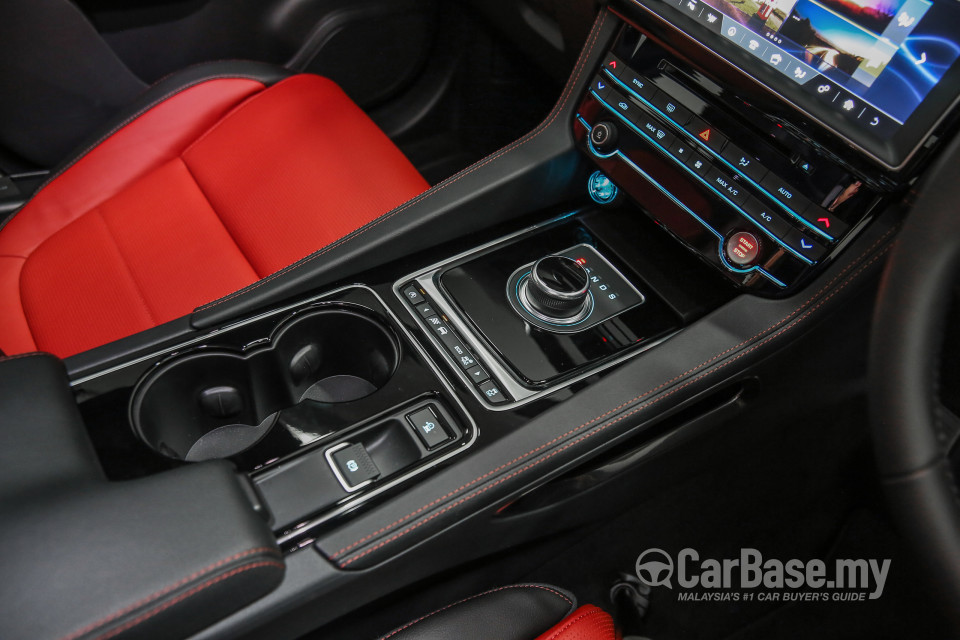 Jaguar F-Pace X761 (2016) Interior