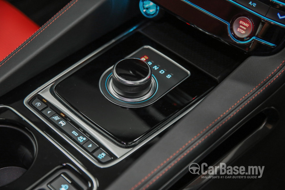 Jaguar F-Pace X761 (2016) Interior