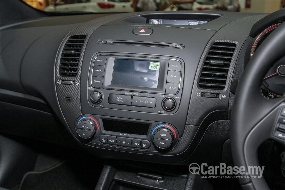Kia Cerato Koup YD (2015) Interior