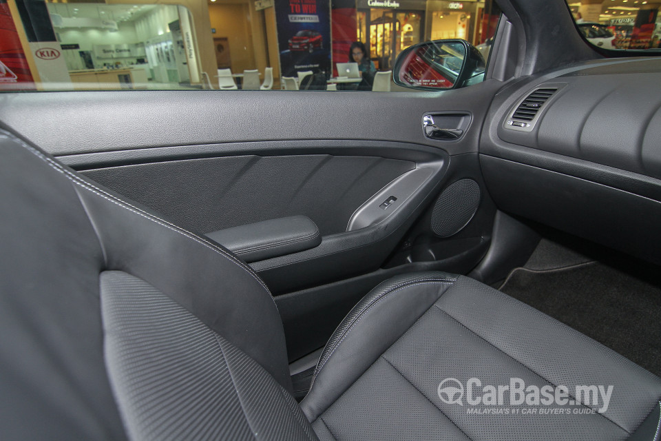 Kia Cerato Koup YD (2015) Interior