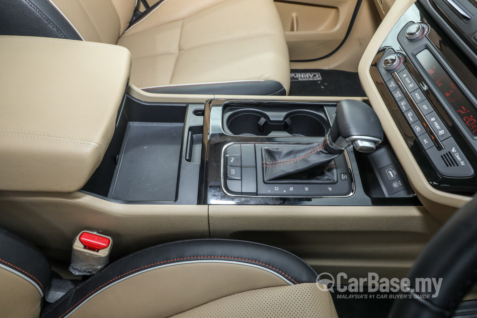 Kia Carnival YP (2017) Interior