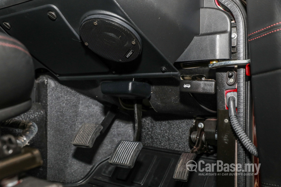 Land Rover Defender L316 (2011) Interior