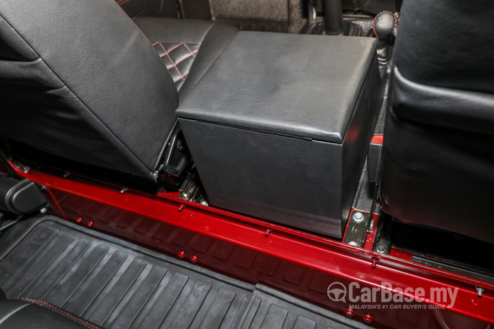 Land Rover Defender L316 (2011) Interior