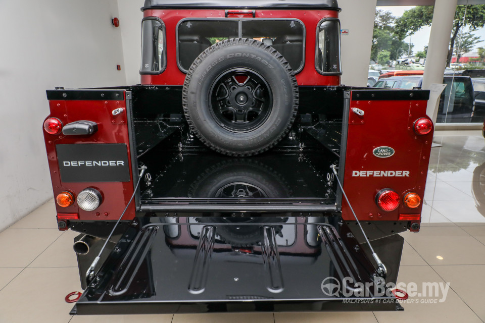 Land Rover Defender L316 (2011) Interior
