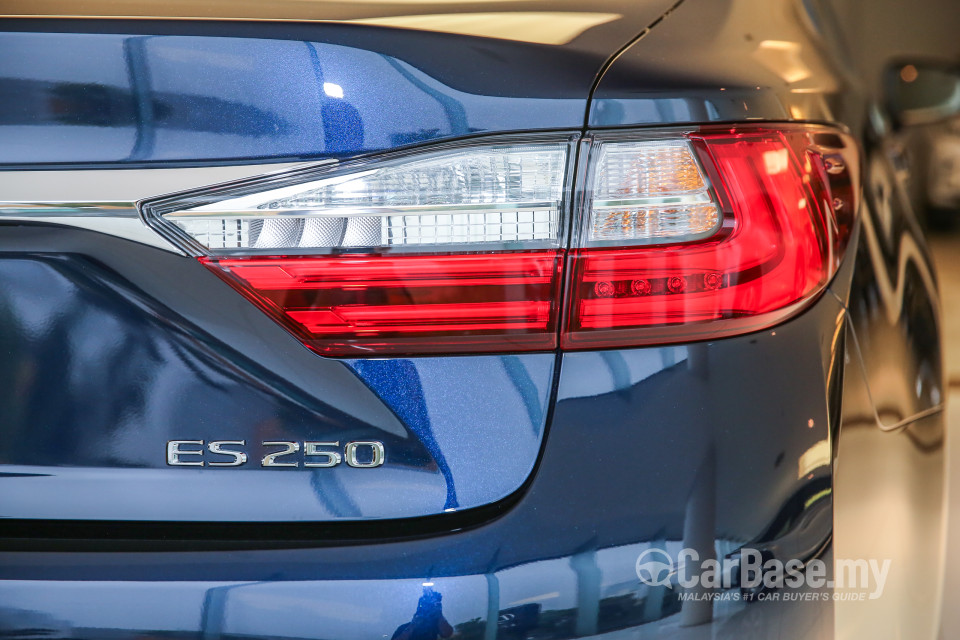 Lexus ES 6th Gen Facelift (2015) Exterior