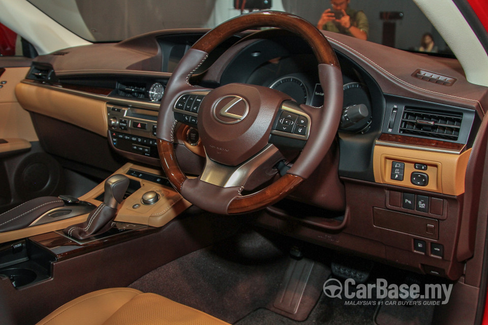 Lexus ES 6th Gen Facelift (2015) Interior