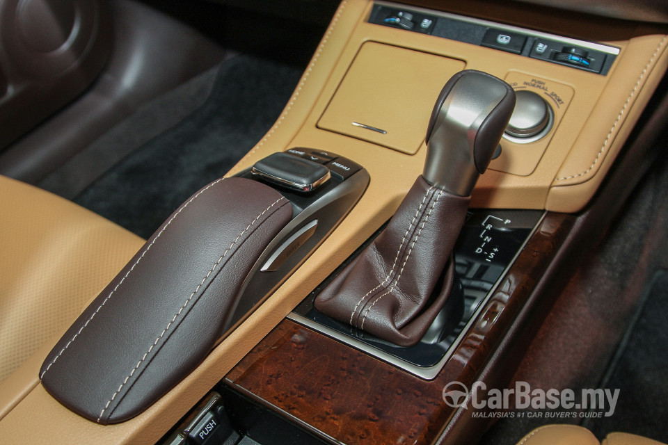 Lexus ES 6th Gen Facelift (2015) Interior