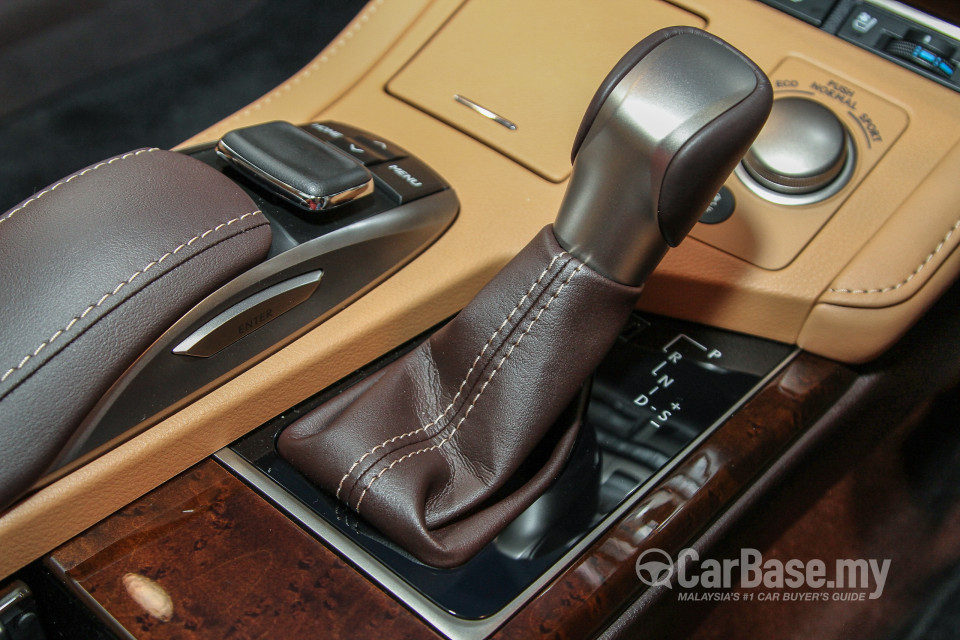 Lexus ES 6th Gen Facelift (2015) Interior