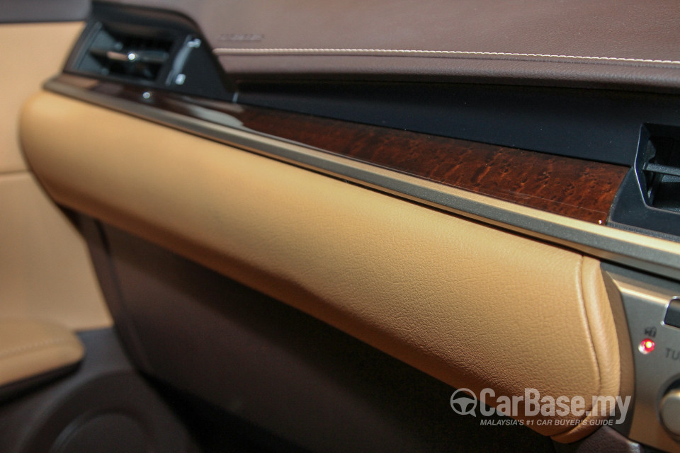 Lexus ES 6th Gen Facelift (2015) Interior
