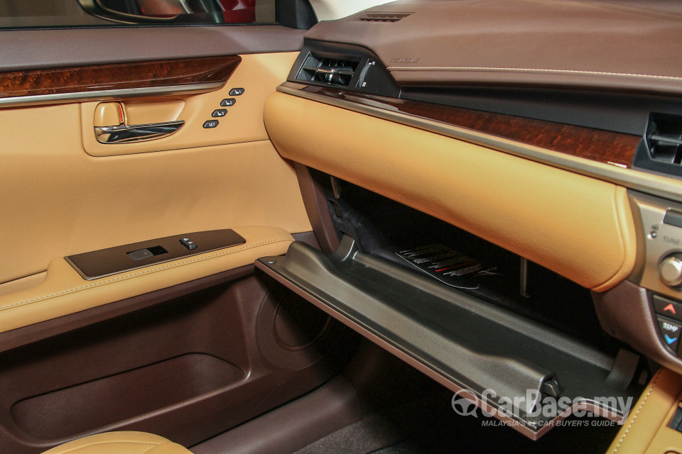 Lexus ES 6th Gen Facelift (2015) Interior