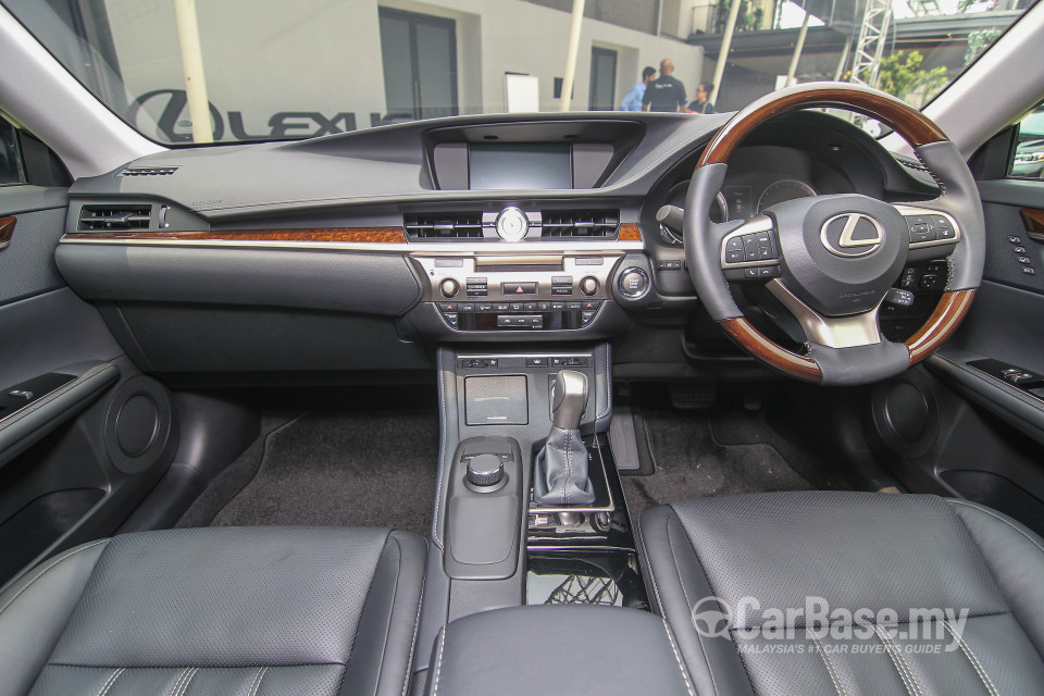 Lexus ES 6th Gen Facelift (2015) Interior