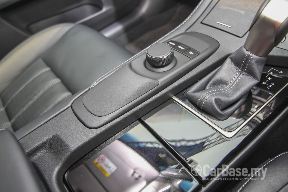 Lexus ES 6th Gen Facelift (2015) Interior