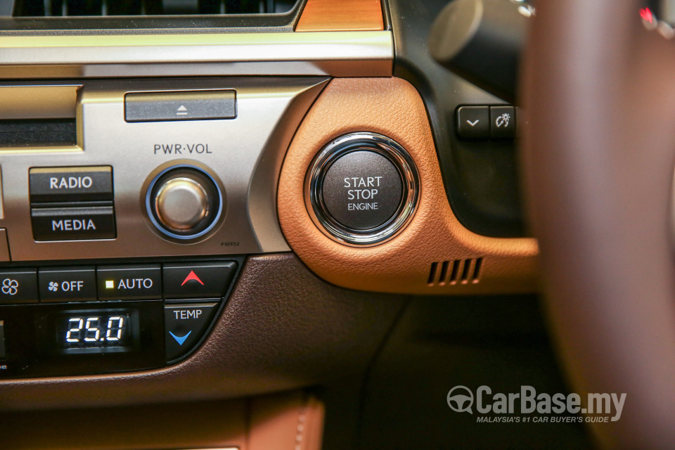Lexus ES 6th Gen Facelift (2015) Interior