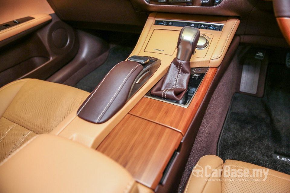 Lexus ES 6th Gen Facelift (2015) Interior