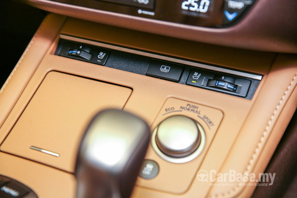 Lexus ES 6th Gen Facelift (2015) Interior