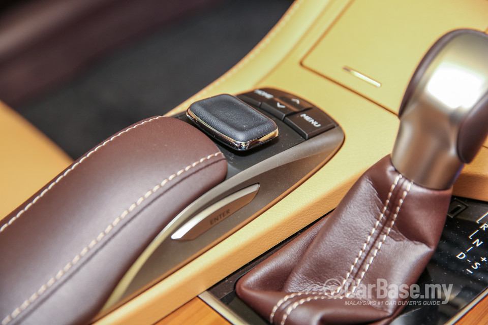 Lexus ES 6th Gen Facelift (2015) Interior
