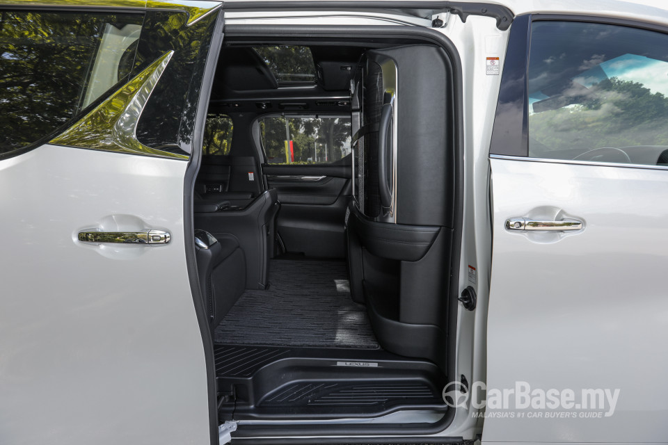 Lexus LM AYH36 (2021) Interior