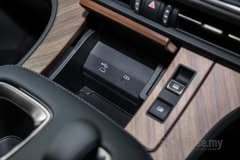 Lexus LM AW10 (2024) Interior