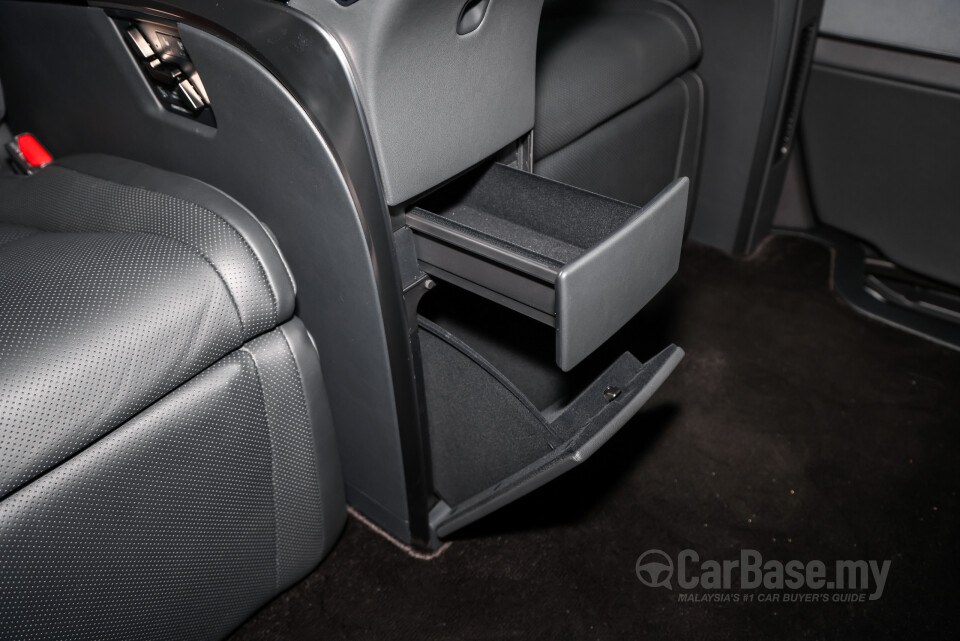 Lexus LM AW10 (2024) Interior