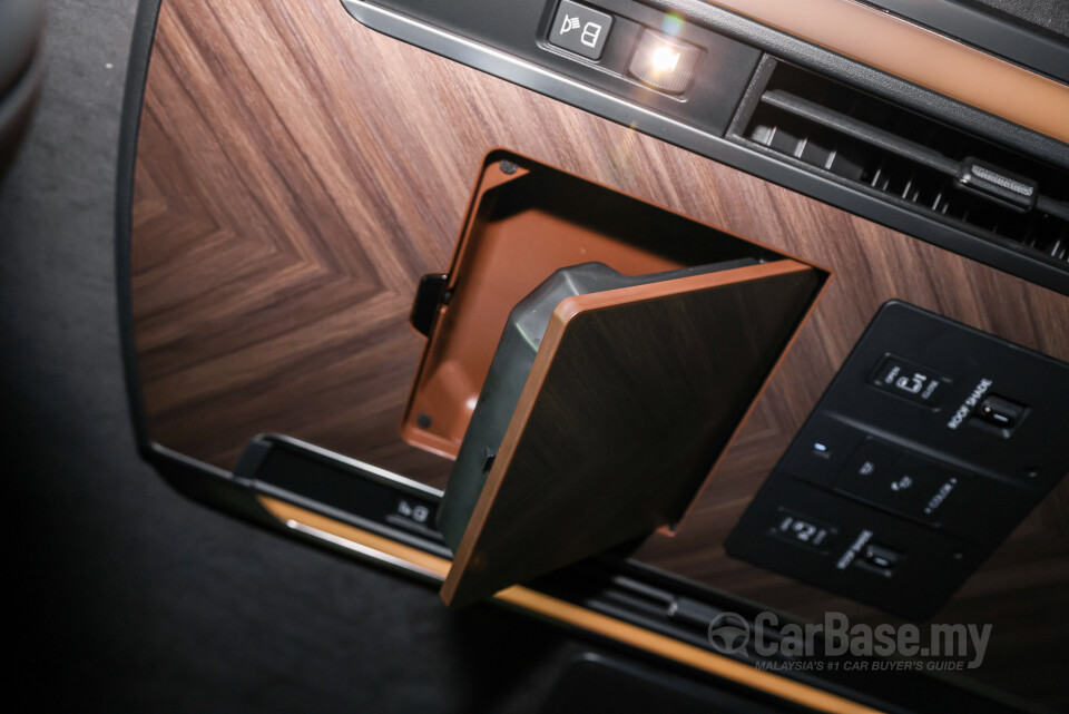 Lexus LM AW10 (2024) Interior