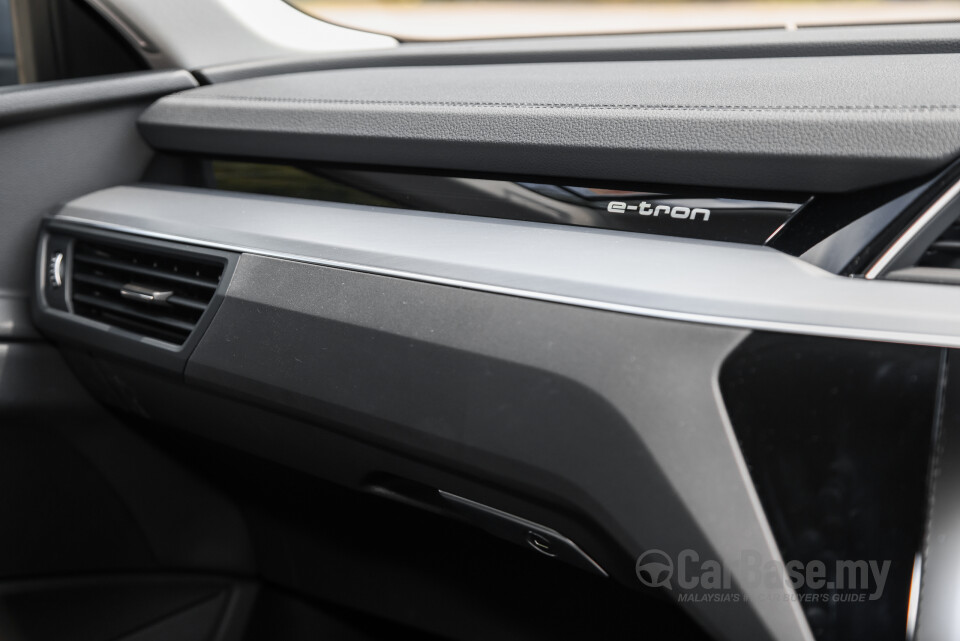 Audi Q8 e-tron Mk1 (2023) Interior