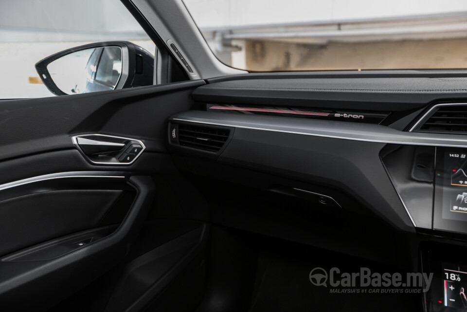 Audi Q8 e-tron Mk1 (2023) Interior
