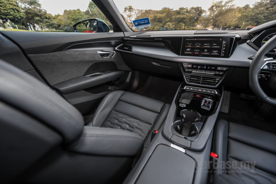 Audi e-tron GT Mk1 (2023) Interior