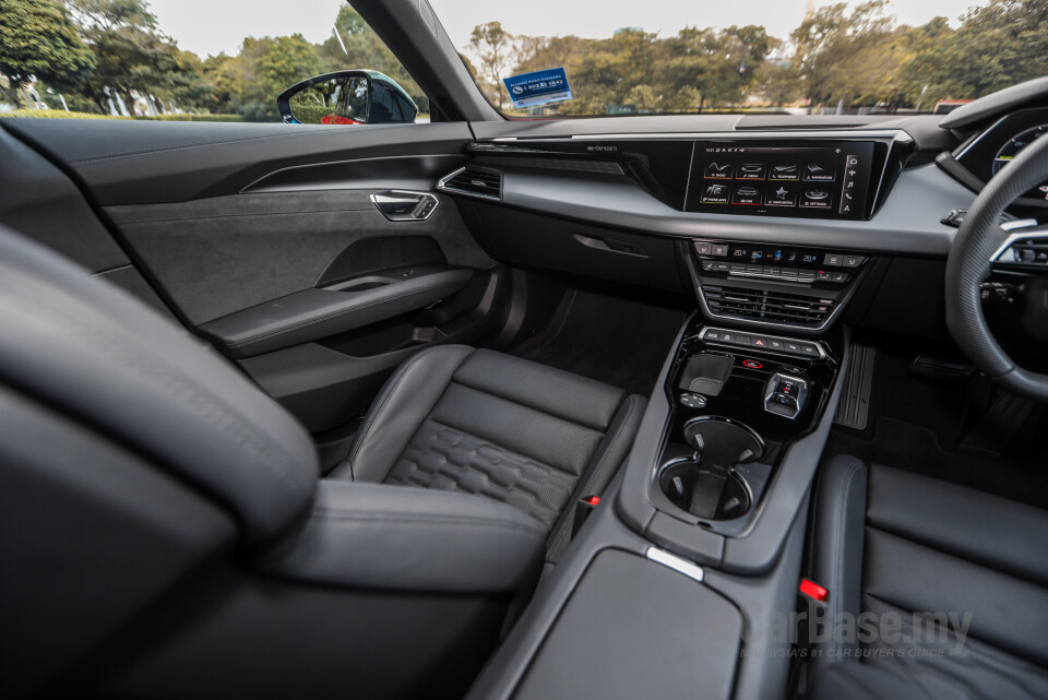 Audi e-tron GT Mk1 (2023) Interior