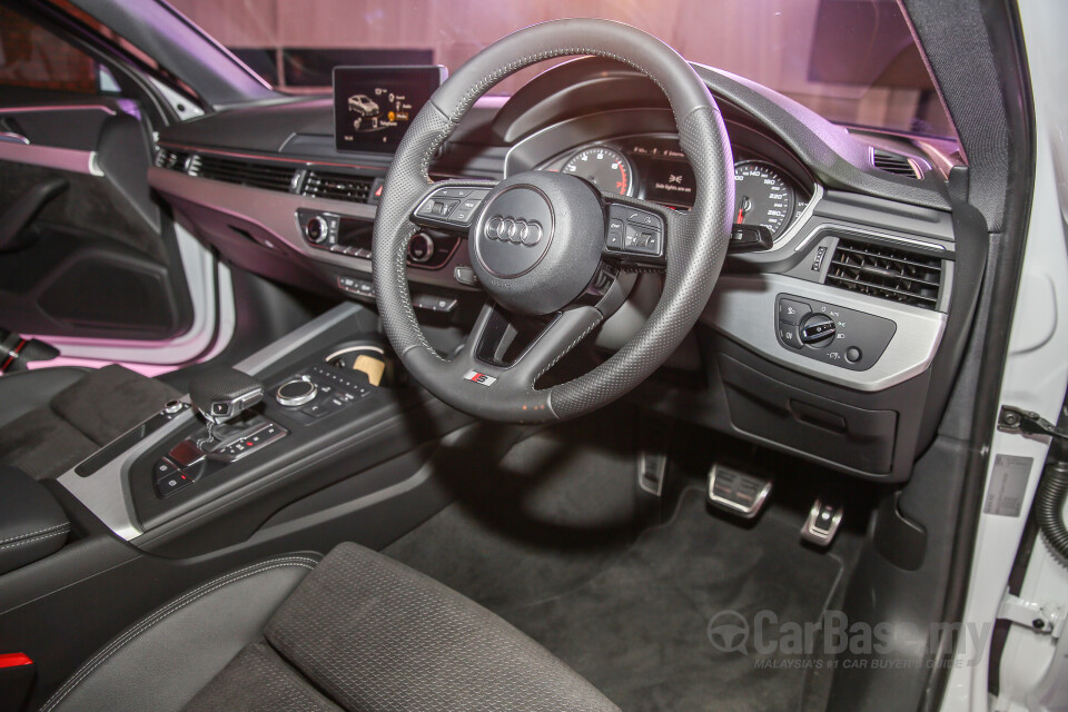 Toyota Fortuner AN160 (2016) Interior