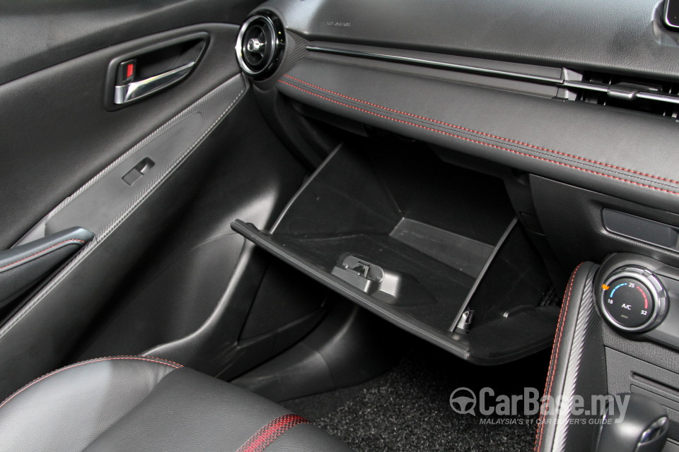 Mazda 2 Sedan DJ Sedan (2015) Interior