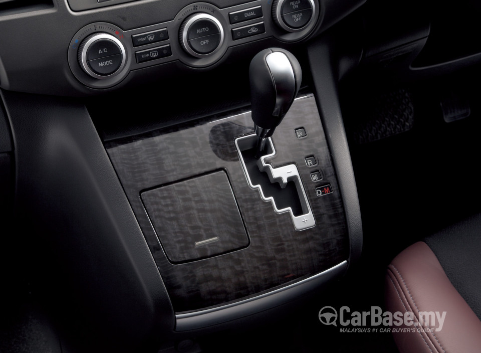Mazda 8 LY (2010) Interior