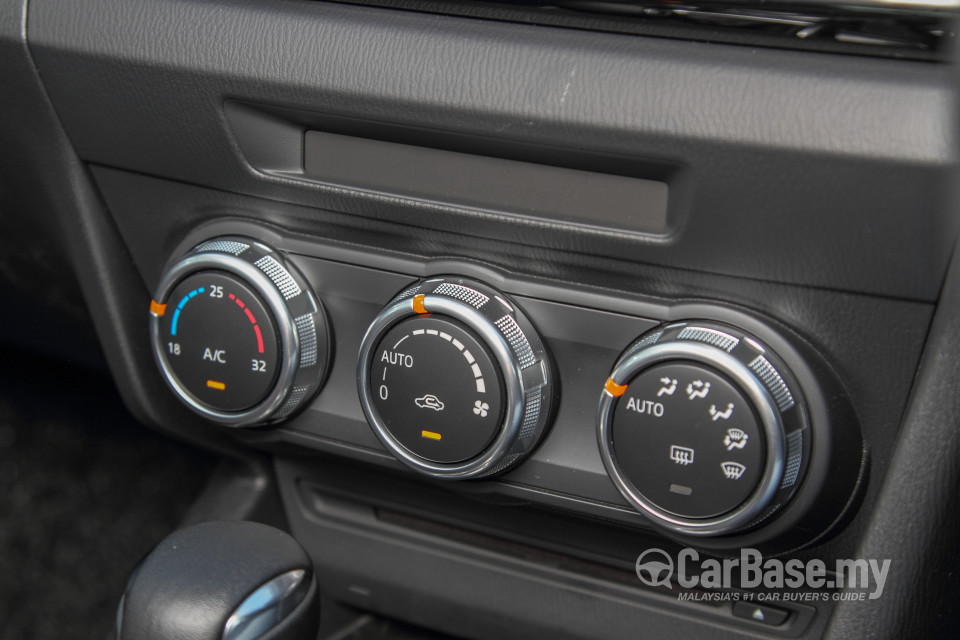 Mazda 3 Hatchback BM (2015) Interior