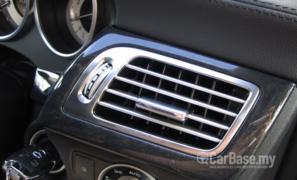 Mercedes-Benz CLS C218 (2012) Interior