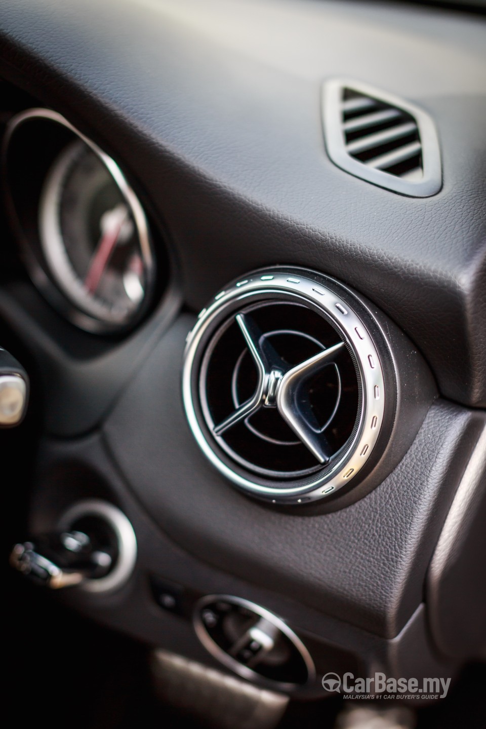 Mercedes-Benz GLA X156 (2014) Interior