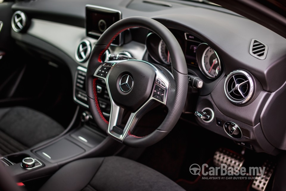 Mercedes-Benz GLA X156 (2014) Interior