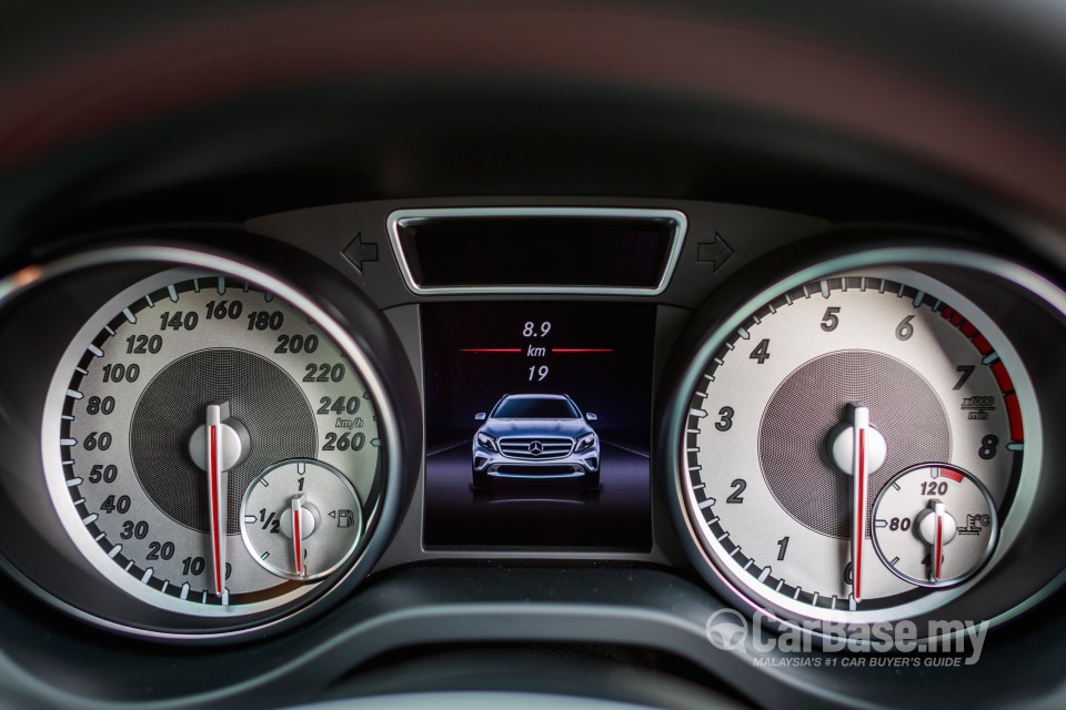 Mercedes-Benz GLA X156 (2014) Interior