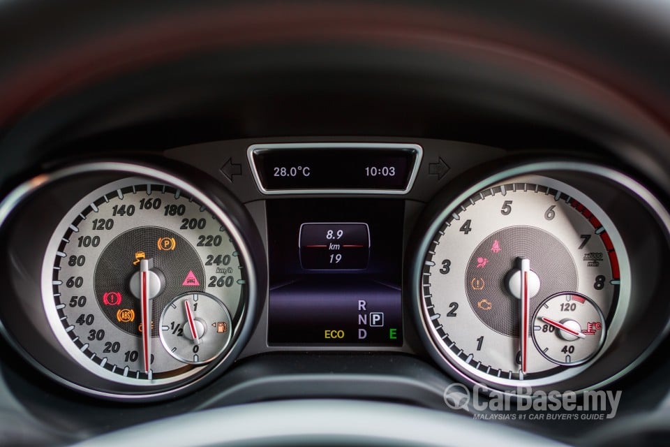 Mercedes-Benz GLA X156 (2014) Interior