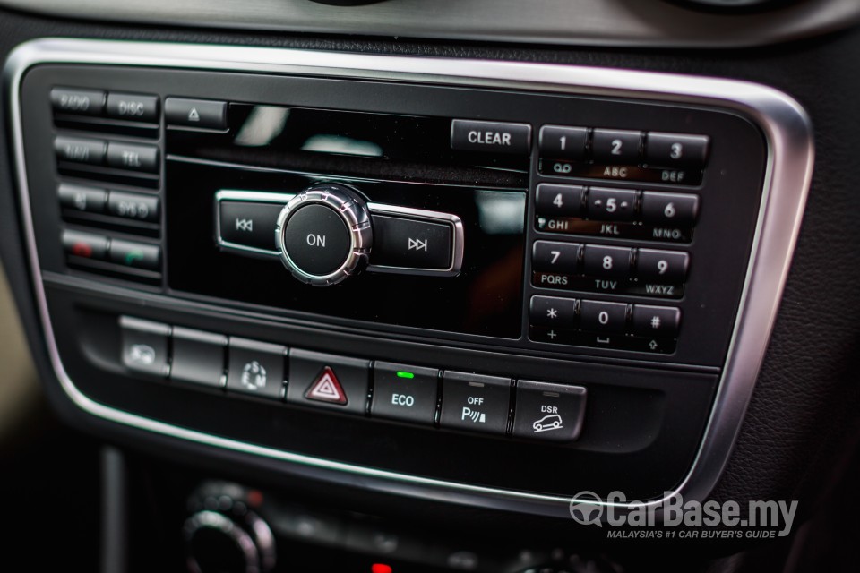 Mercedes-Benz GLA X156 (2014) Interior
