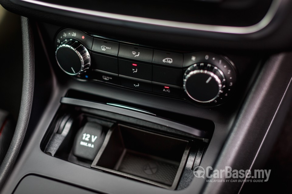 Mercedes-Benz GLA X156 (2014) Interior