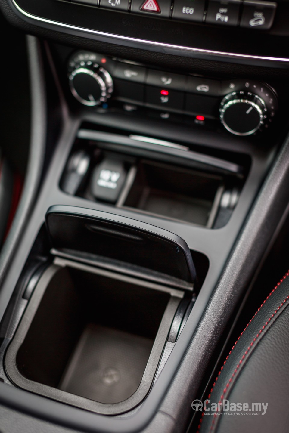 Mercedes-Benz GLA X156 (2014) Interior