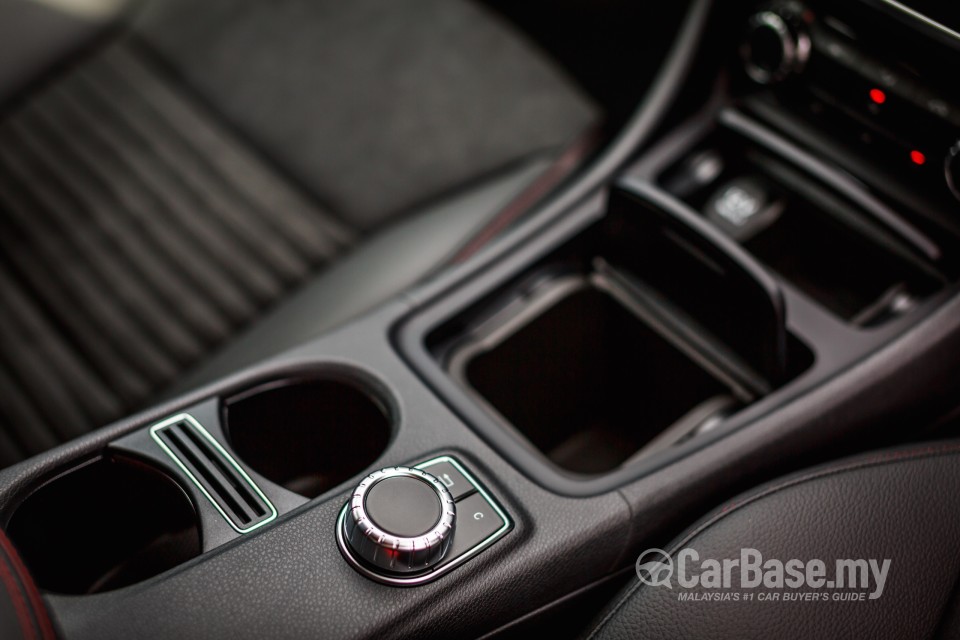 Mercedes-Benz GLA X156 (2014) Interior