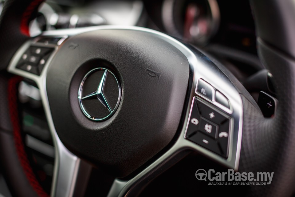 Mercedes-Benz GLA X156 (2014) Interior