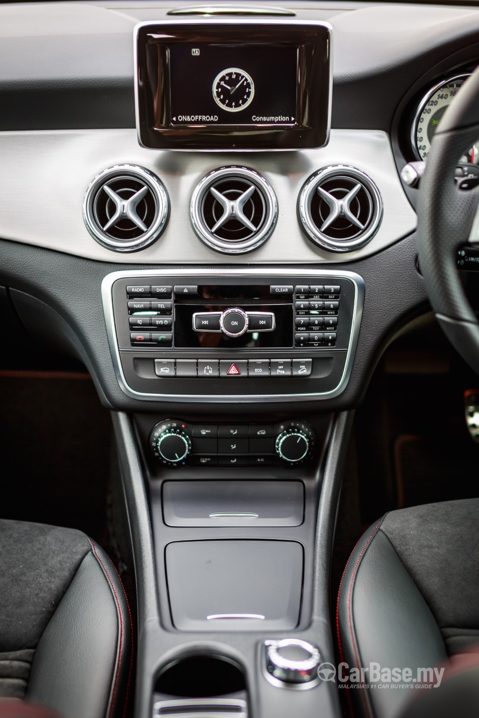 Mercedes-Benz GLA X156 (2014) Interior