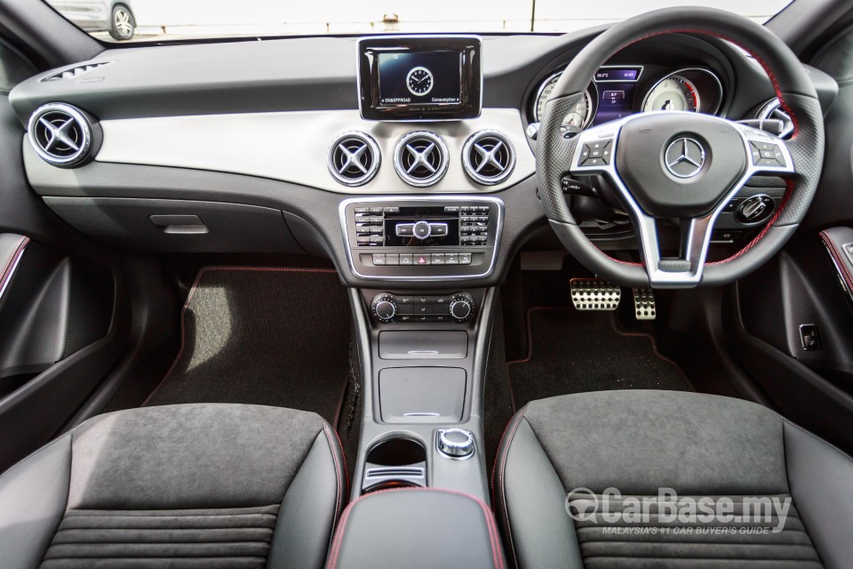 Mercedes-Benz GLA X156 (2014) Interior